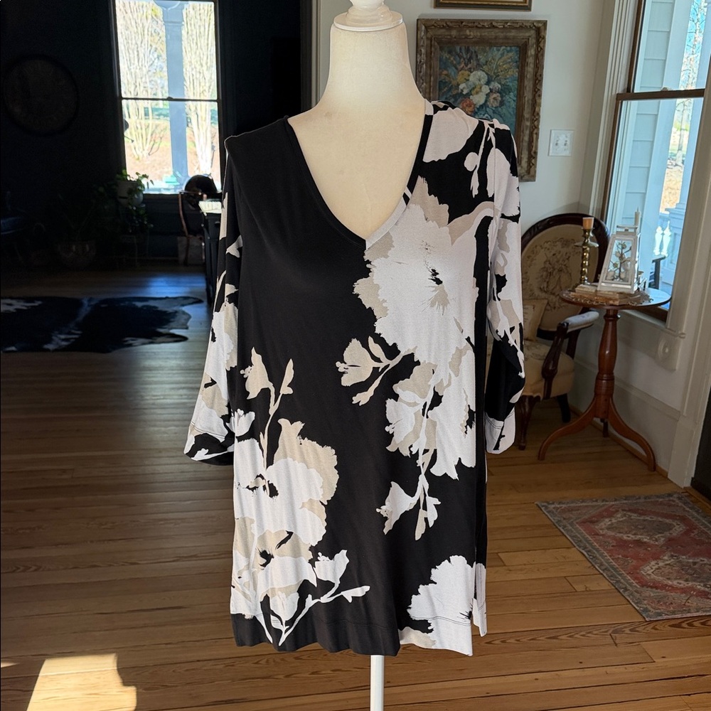 NWT  Chico's Travelers Center-Seam Floral-Print Knit Tunic. Size Large